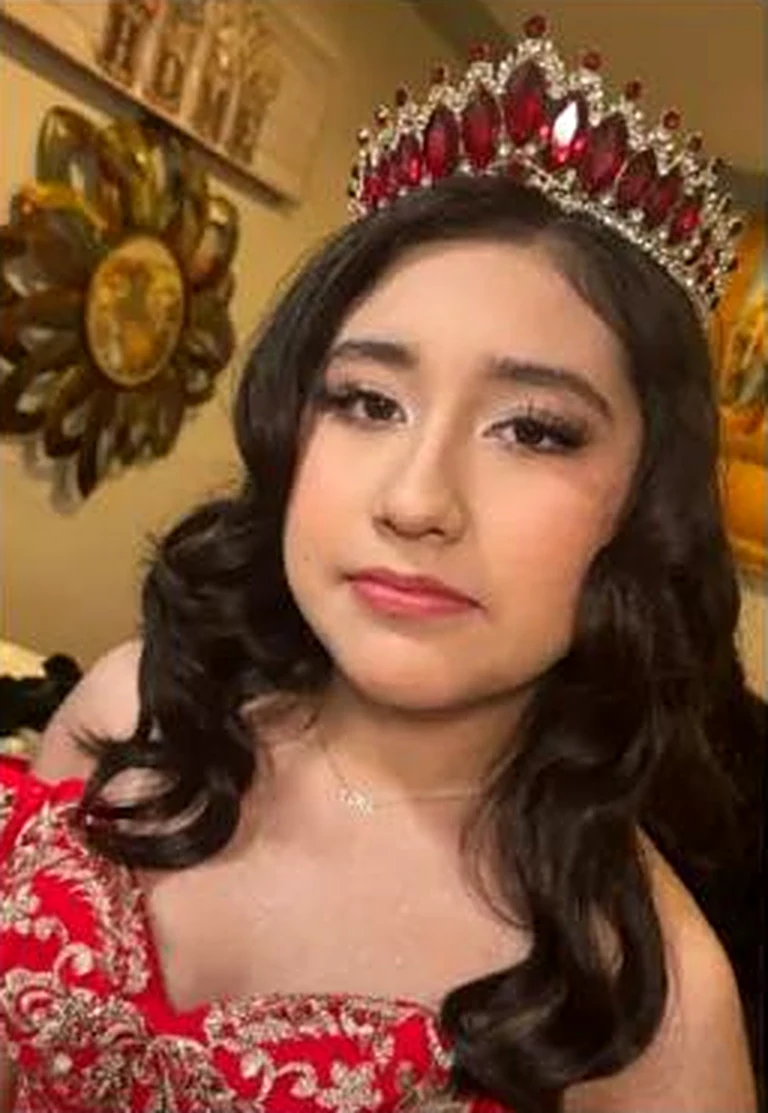 Quinceañera con maquillaje y peinado de Araceli Lopez, paquete Clásica