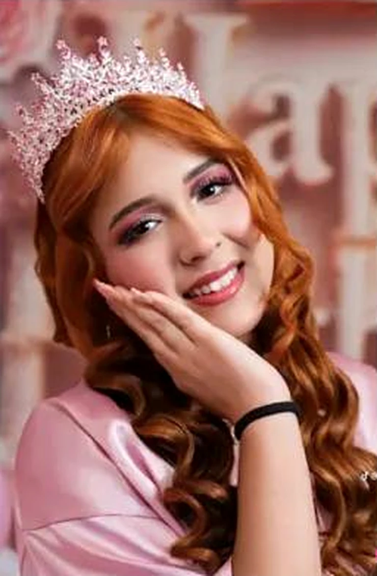 Quinceañera con maquillaje y peinado de Araceli Lopez, paquete Premium
