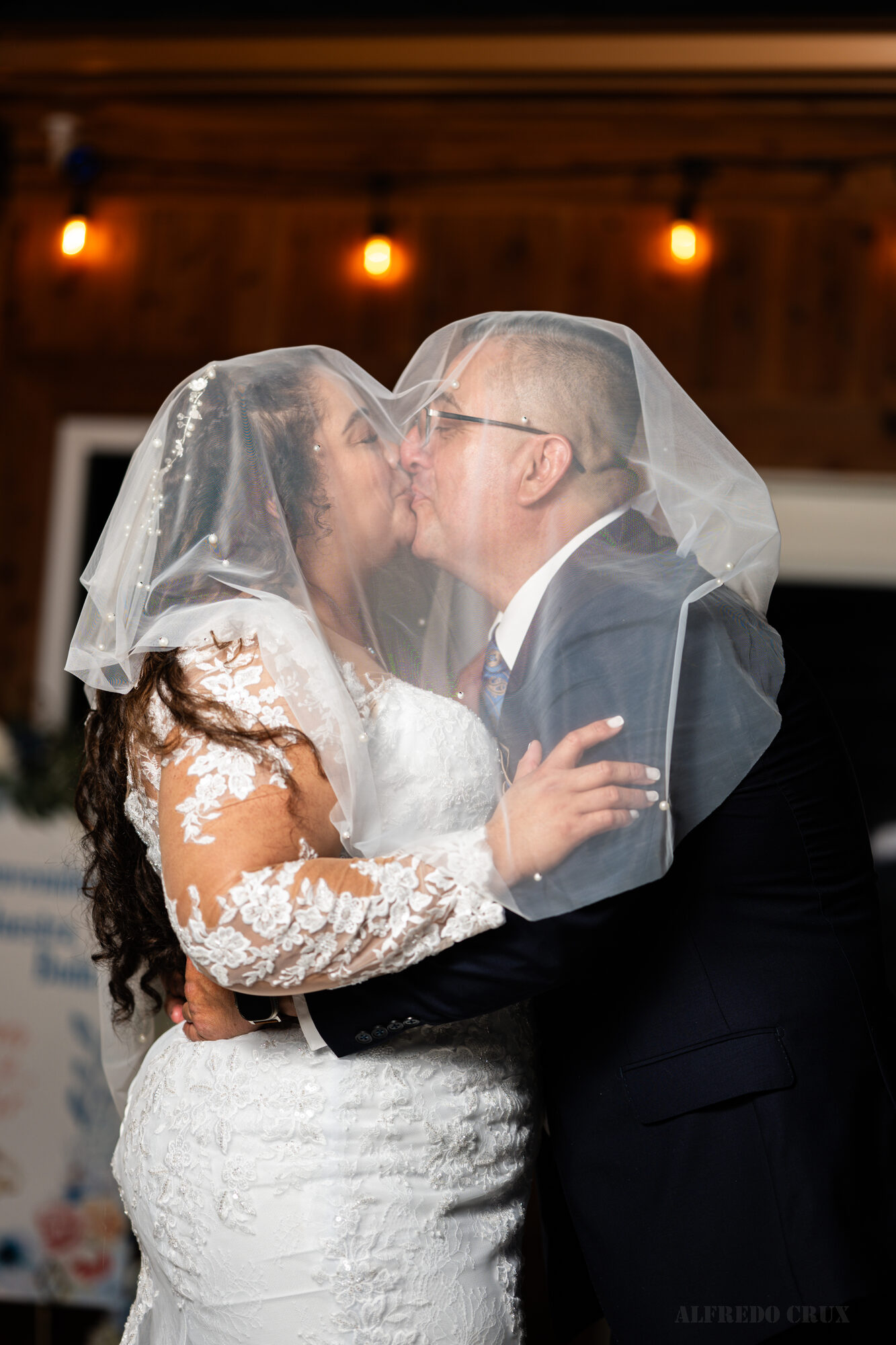 Boda Fine Art — Beso Bajo el Velo