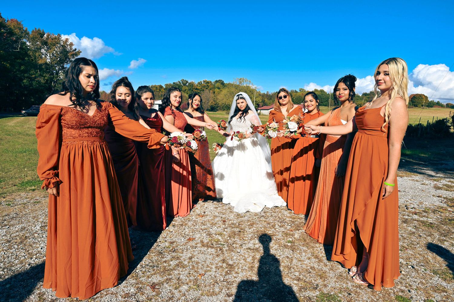 Novia acompañada por sus damas de honor